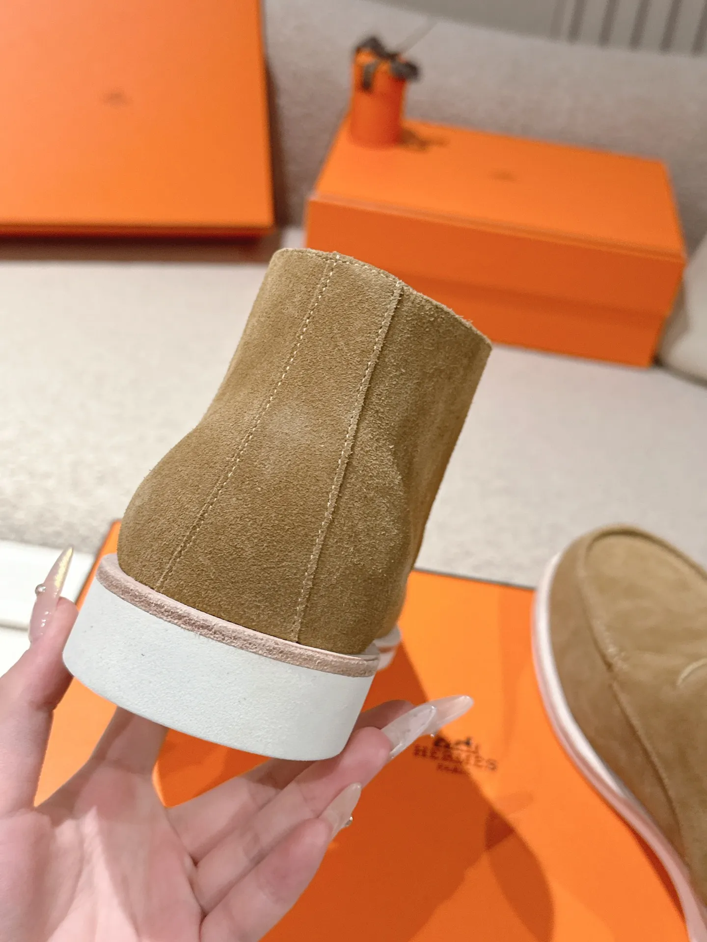 Men's Men's Shoes 660💰 Hermes men's size #26ss calfskin derby shoes, decorated with signature "H Diamant" details for a stylish and casual style. Fabric: Cow suede Lining: Mixed sheep lining Outsole: Genuine leather welt + original TPU Bottom thickness: 3CM Code number: 39-45 (customized at 46.47)